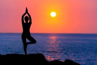 Fordelene med yoga for ditt hjerte, blodtrykk og helse og noen øvelser