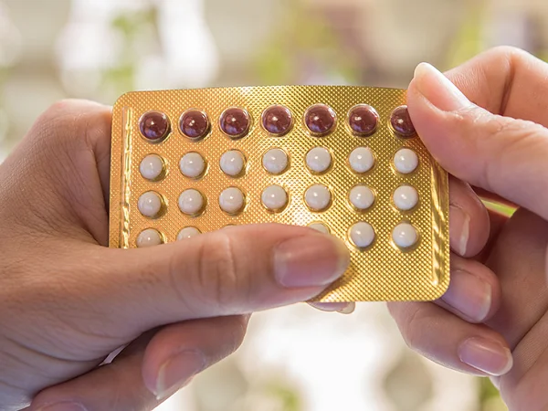 Vad är skillnaden mellan menstruationsblödning och mörkbrun färg före och efter menstruation?