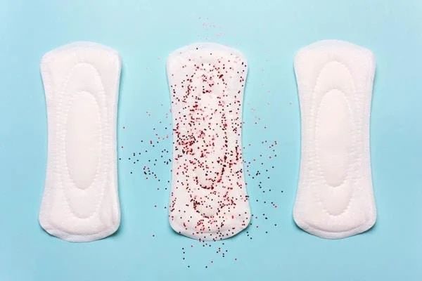 Vad är skillnaden mellan menstruationsblödning och mörkbrun färg före och efter menstruation?