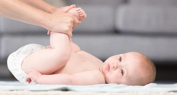 Como tratar o estreñimiento nos bebés na casa?