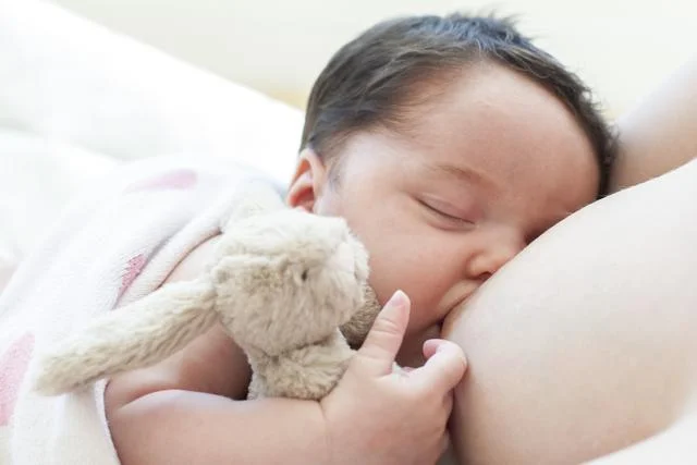 Maneres senzilles però efectives de fer dormir els nadons d'hora