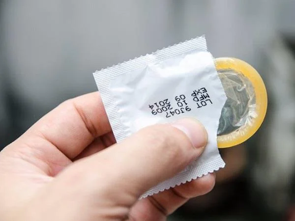Vad är skillnaden mellan menstruationsblödning och mörkbrun färg före och efter menstruation?